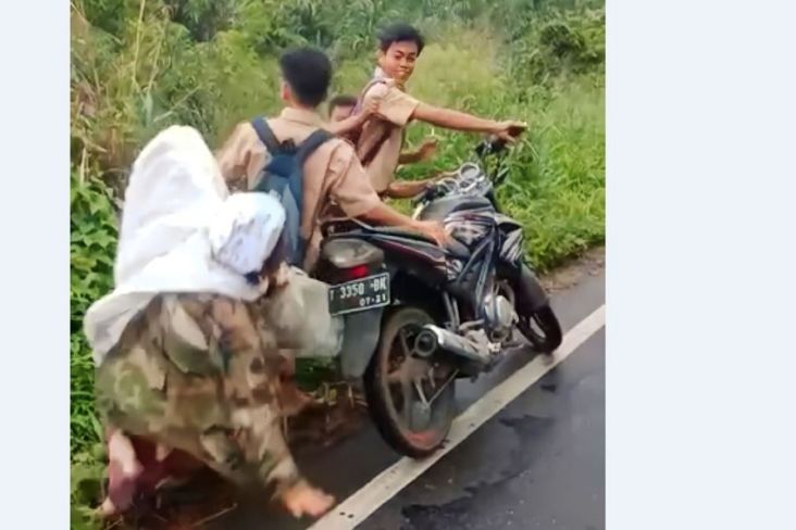 Viral Pelajar Aniaya Nenek, Netizen Soroti Nopol Motor Pelaku yang Berasal dari Purwakarta