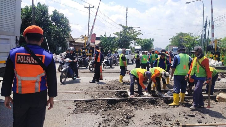 7 Hari Perbaikan Jalur Kereta Api di Ronggowarsito Semarang, KAI Pastikan Tak Ada Penutupan Jalan