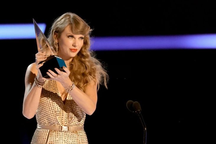 Taylor Swift Menang Artist of the Year di American Music Awards 2022