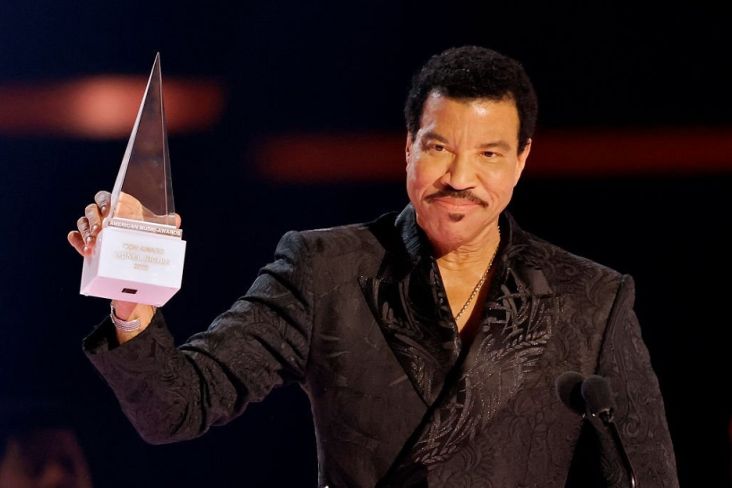 Lionel Richie Terima Icon Award di American Music Awards 2022