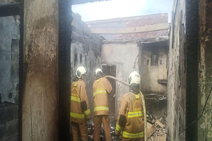Kaki Pedagang Tersangkut Selang Kompor Gas, 4 Rumah Kontrakan di Pasar Rebo Terbakar