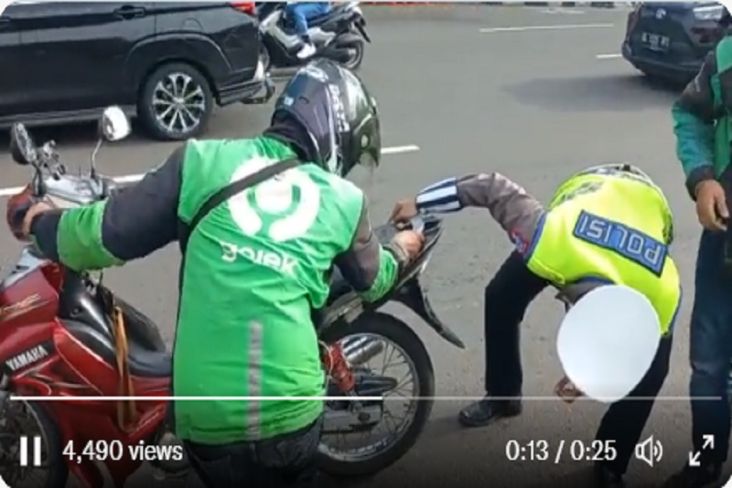 Polisi Bantu Driver Ojol yang Alami Kerusakan Motor di Depan Istana Negara