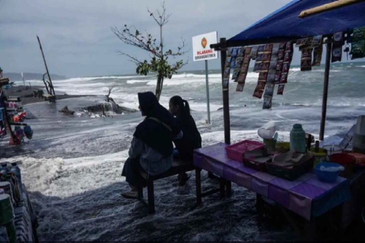 Gelombang Tinggi 6 Meter Berpotensi Hantam Perairan Selatan Jawa, BMKG Minta Nelayan Tak Melaut