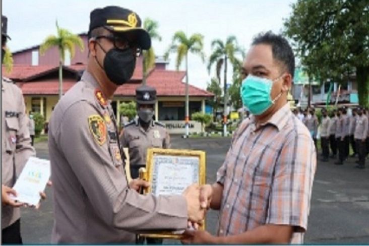 Polres Ketapang Beri Penghargaan kepada Pria yang Selamatkan Ibu Tunawicara dari Upaya Bunuh Diri