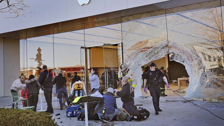 Polisi Selidiki Kecelakaan Maut, SUV Menabrak Apple Store