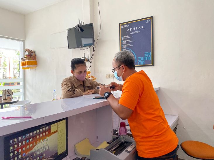 Batas Akhir Pengambilan BSU, Pekerja di Nusa Dua Bali Berdatangan ke Kantor Pos
