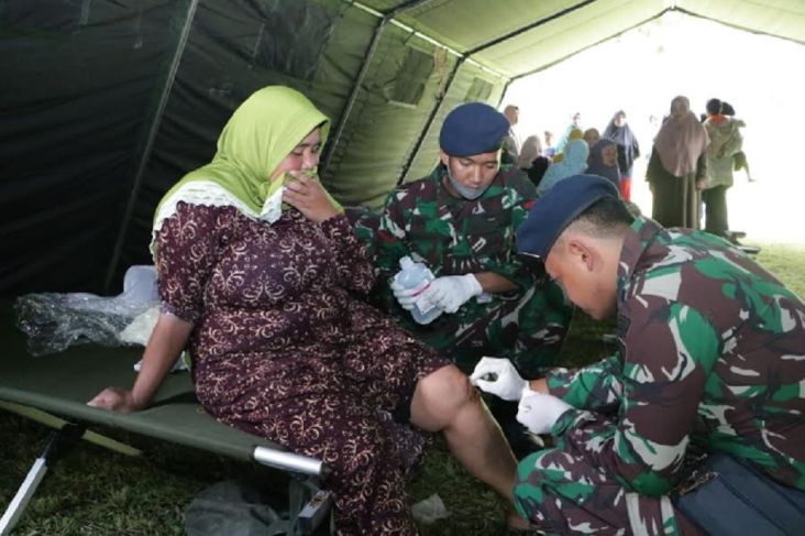 Pakai Truk dan Ambulans, Prajurit Lanud Husein Sastranegara Evakuasi Korban Gempa Cianjur