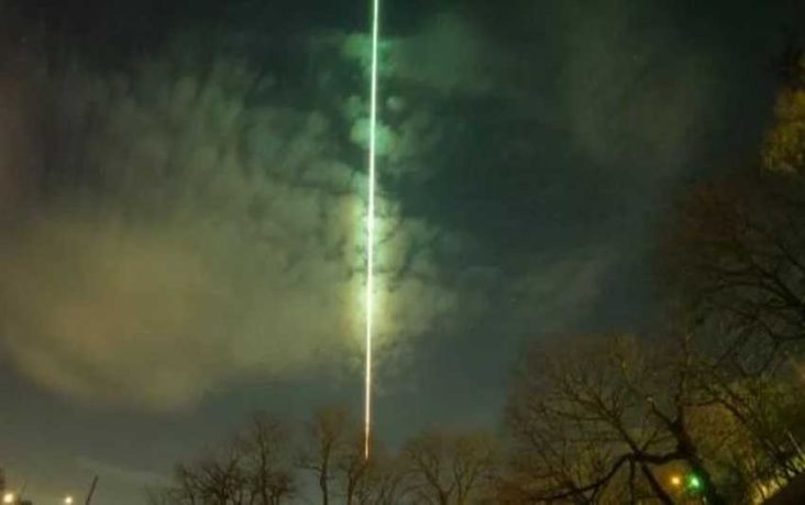 Meteor Berwarna Hijau Menghunjam Danau Ontario di Tengah Malam