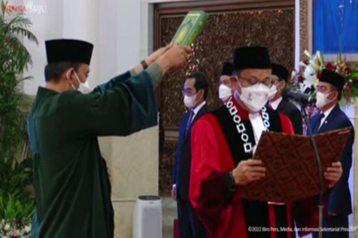 Dilantik Jokowi, Guntur Hamzah Resmi Jadi Hakim Konstitusi