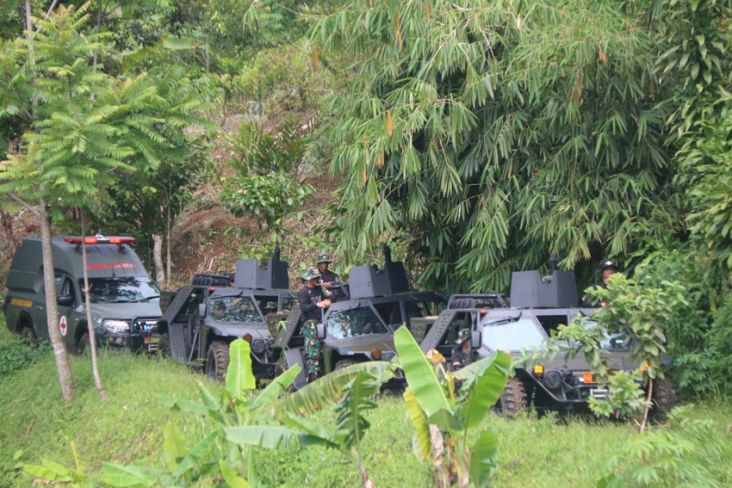 TNI AD Sisir Perkampungan di Cianjur yang Tak Terjamah, Kerahkan Rantis Atav