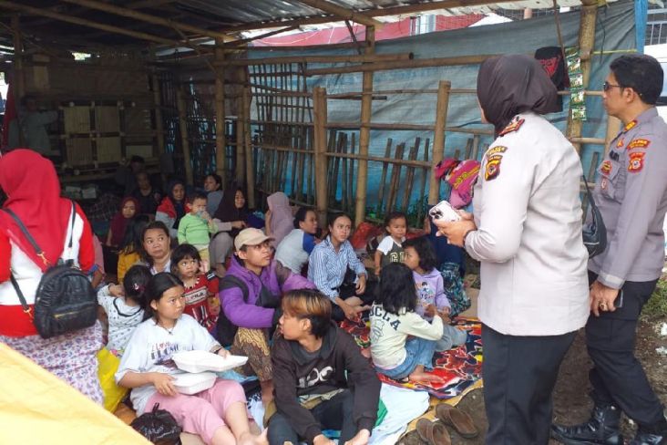 Hilangkan Trauma Gempa Cianjur, Polwan Ajak Bermain Anak-anak di Tenda Pengungsian