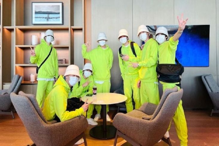 Potret NCT Dream Pakai Baju Hijau Neon di Bandara, Disebut Mirip Anak SD
