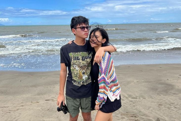 Ziva Magnolya Pamer Foto Mesra dengan Rey Bong di Pantai, Pacaran?