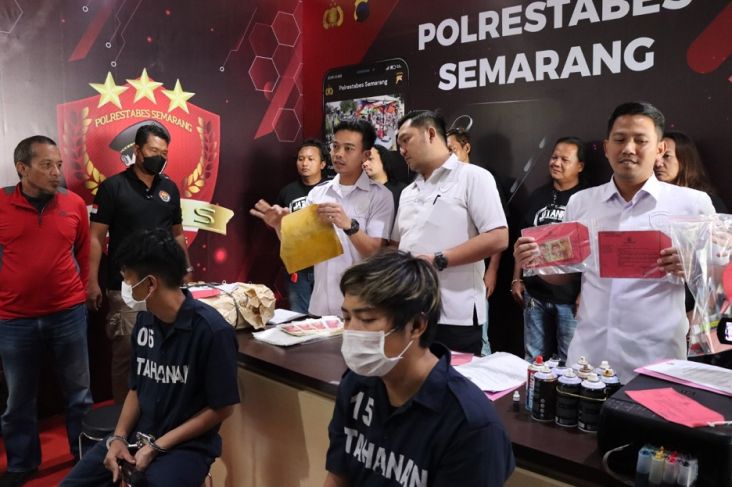 Jual Uang Palsu Lewat Medsos, 2 Pria Diringkus Polrestabes Semarang