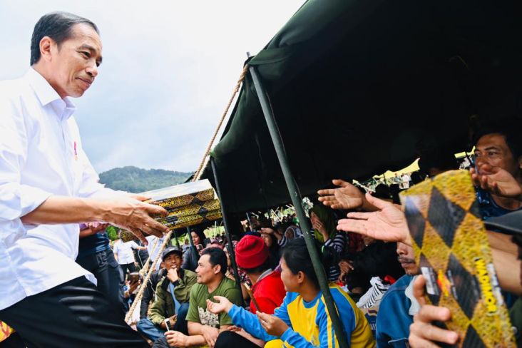 Jokowi Berikan Langsung Bantuan Sarung dan Mukena ke Pengungsi Gempa Cianjur