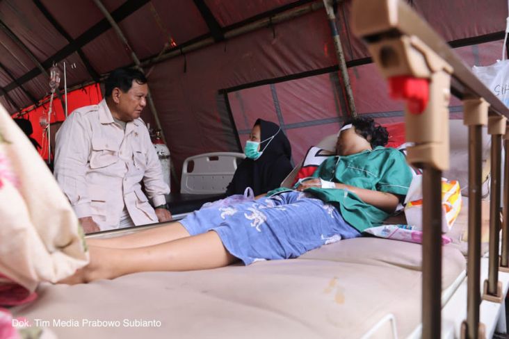 Terjun Langsung, Prabowo Serahkan Bansos untuk Korban Gempa Cianjur