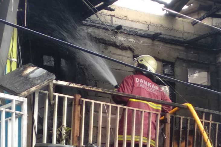 Korsleting Listrik, Rumah 2 Lantai Terbakar di Pondok Aren