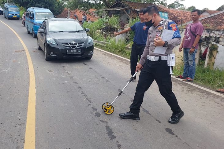 Truk Tabrak Pembatas Jalan di Bogor, 2 Tewas dan 1 Luka Berat