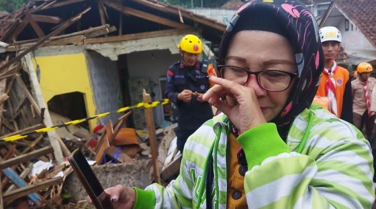 Tangis Iin Mirna Pecah, 4 Anggota Keluarganya Hilang Tertimbun Reruntuhan Gempa Cianjur