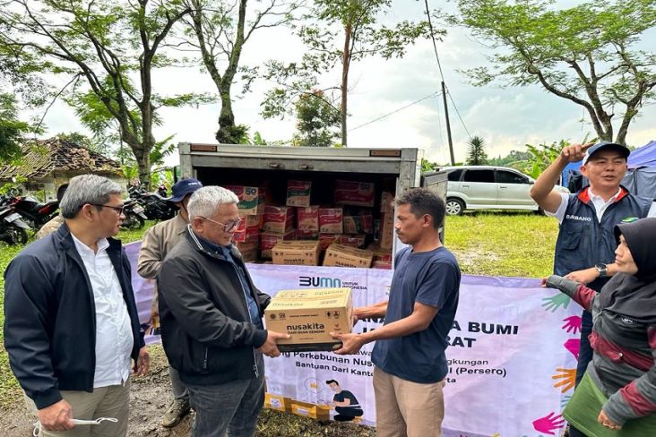 Ringankan Beban Korban Gempa Cianjur, Holding PTPN III Serahkan Bantuan Sembako