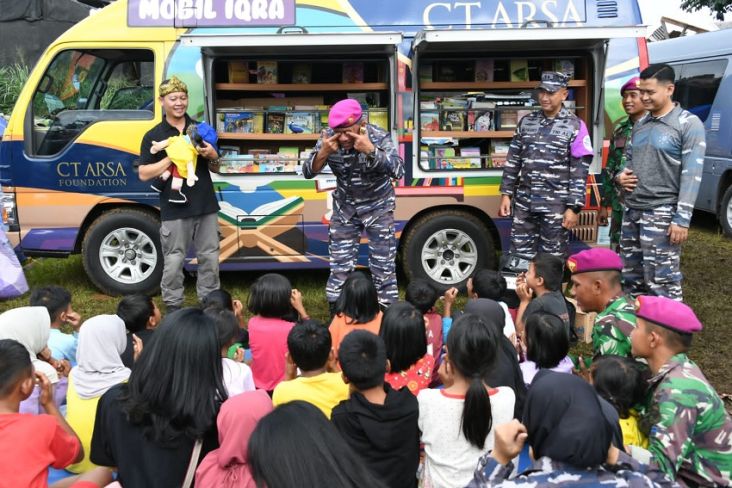 Tim Psikologi TNI AL Berikan Trauma Healing bagi Korban Bencana Cianjur