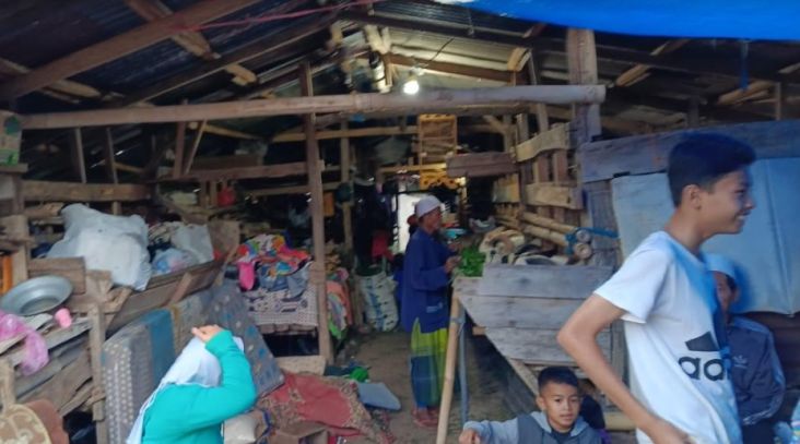 Menyedihkan! Trauma, Puluhan Korban Gempa Cianjur Ngungsi di Kandang Domba