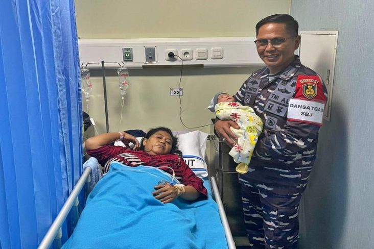 Laksamana Yudo Margono Beri Nama 3 Bayi yang Lahir di Atas KRI Wahidin Sudirohusodo-991