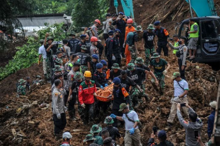 Evakuasi Korban Gempa Cianjur, Jenazah Ibu dan Anak Ditemukan Berpelukan