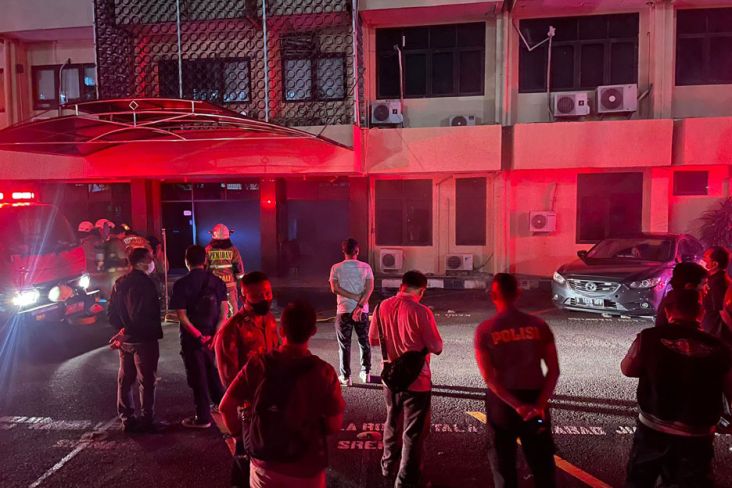 Gedung Baintelkam Mabes Polri Terbakar, 65 Personel Damkar Jaksel Diterjunkan ke Lokasi
