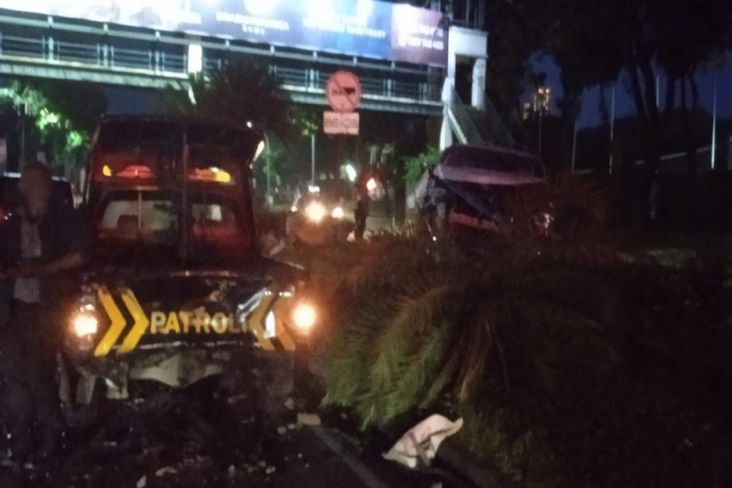 Alphard Seruduk Mobil Patroli, 1 Sekuriti Kawasan Bintaro Terluka
