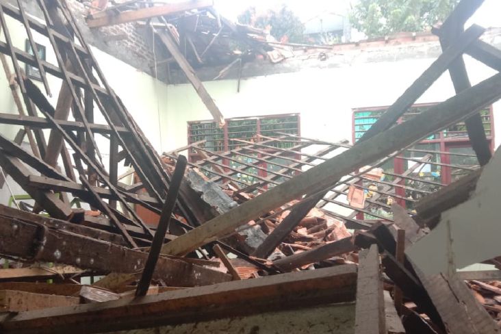 Atap Ruang Kelas SDN Bantarjati 9 Kota Bogor Kembali Ambruk