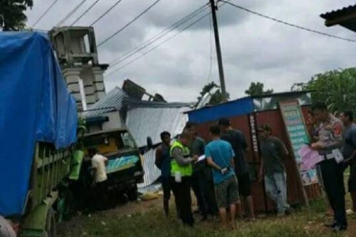 Akibat Pecah Ban, Truk Tronton Tabrak Warung Gorengan di Jalur Lintas Sumatera