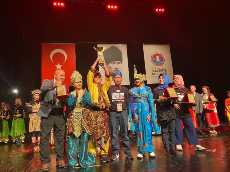 Tampil di Turki Folklore Festival, Tim SMP Al-Azhar BSD Raih Kampiun