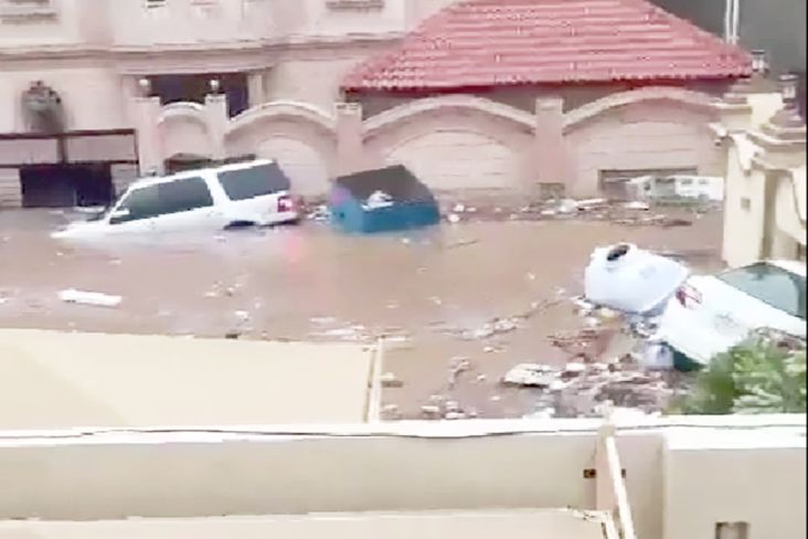Diguyur Hujan Deras, Jeddah Dilanda Banjir Parah