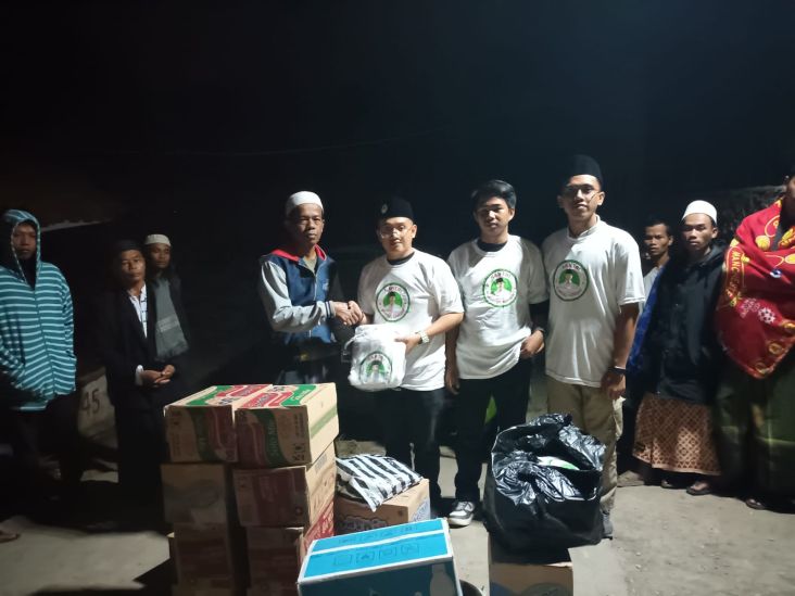 Santri Dukung Ganjar Salurkan Bantuan Sembako hingga Bersihkan Masjid dan Rumah Korban Gempa