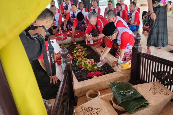 Nyekar ke Makam Bung Karno, Pramono Anung: Doakan Agar Tahun Politik 2024 Bisa Adem