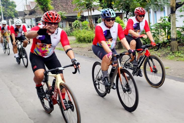Pramono Anung dan Hasto Kristiyanto Ramaikan Banteng Fondo Ride di Kediri