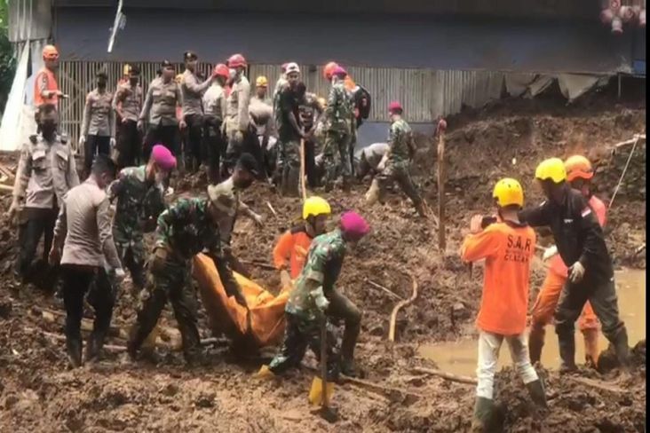 TNI AL dan SAR Gabungan Berhasil Evakuasi 13 Jenazah Tertimbun Longsor di Cianjur