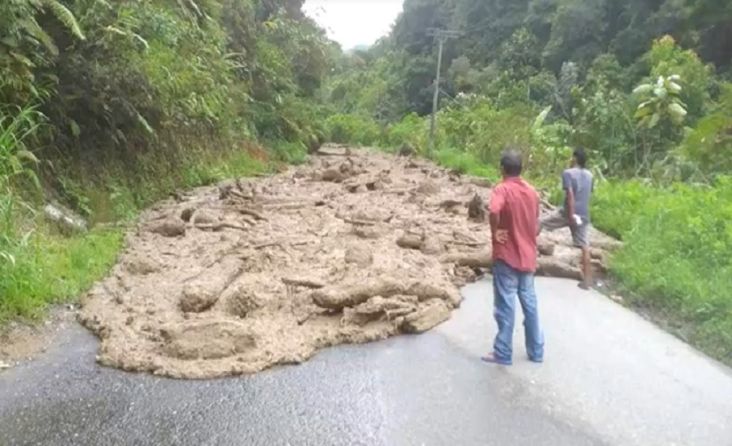 Diterjang Banjir dan longsor, Akses Jalan Provinsi di Mandailing Natal Putus