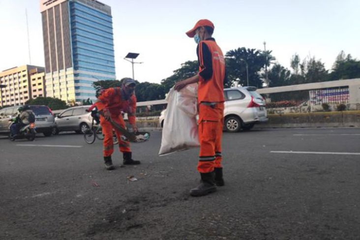 500 Pasukan Oranye Bersihkan 31 Ton Sampah Acara Nusantara Bersatu di GBK