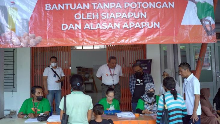 Pos Indonesia Salurkan Tiga Bantuan Sosial secara Bersamaan