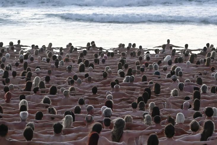 Ribuan Orang Berpose Telanjang di Pantai Australia