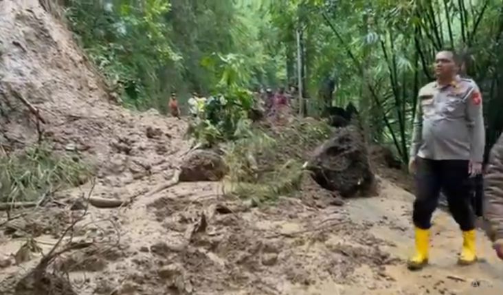 Longsor Tutup Jalan Menuju Wisata Maribaya Lembang, Akses 2 Desa Putus