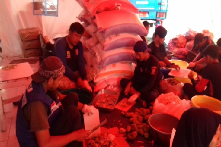 8 Petugas Tagana Karawang ke Cianjur, Masak 5.000 Bungkus Nasi Setiap Hari