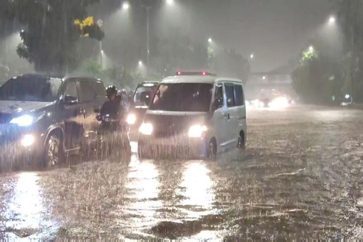 Diguyur Hujan Deras, 4 Jalanan di Jakarta Terendam Banjir