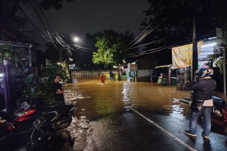 Kali Grogol Meluap, Jalan Haji Ipin Pondok Labu Terendam Banjir