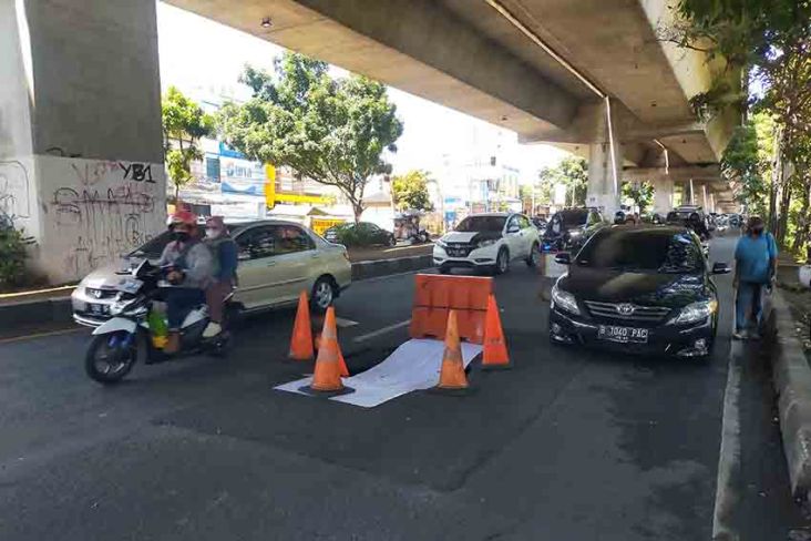 Awas! Jalan KH Soleh Iskandar Bogor Ambles, Bentuk Lubang Besar