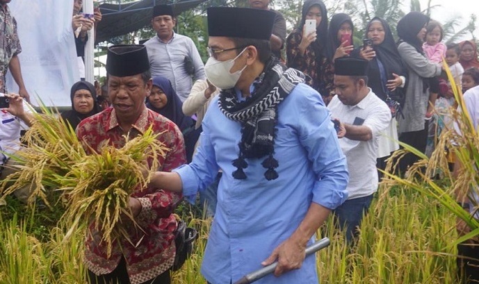 TGB Ajak Masyarakat Lombok Timur Rajin Menanam, Perindo Serahkan Bibit Pohon Salam