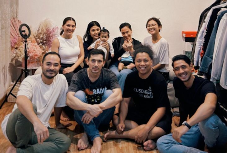 Sejumlah Aktor Foto Bareng Anak Arie Kriting, Indah Permatasari: Semoga Ketularan Hebatnya