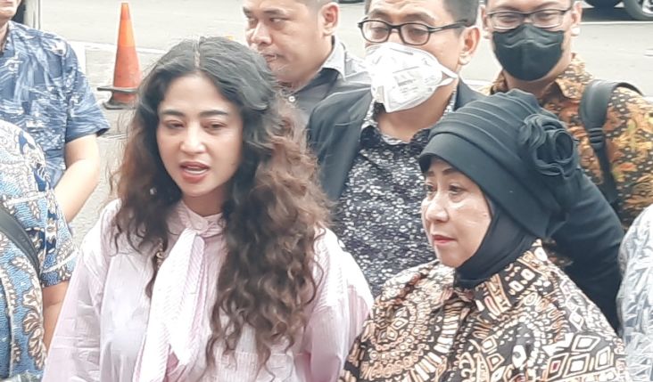Dampingi Putrinya Temui Oknum Haters, Ibunda Dewi Perssik: Saya Ingin Tahu Seperti Apa Orangnya